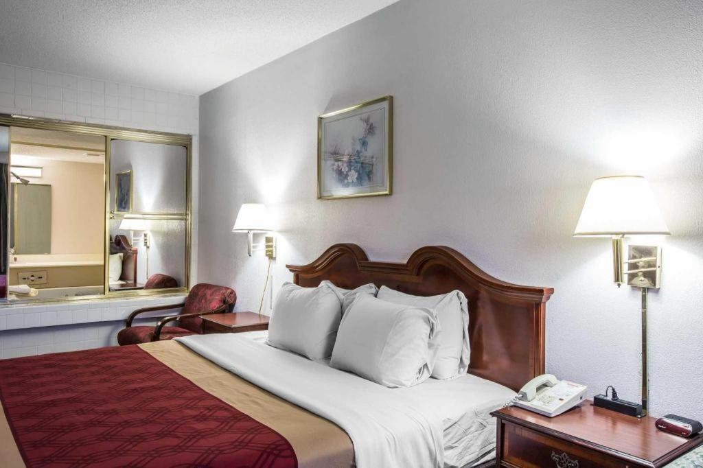 Econo Lodge South Гарнер Экстерьер фото